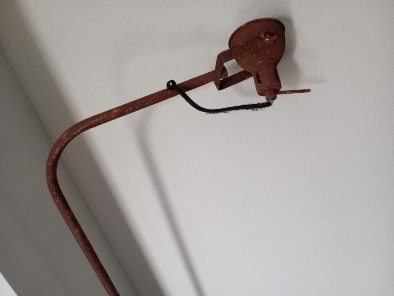 Kasten, fauteuils, lamp, poef, matras