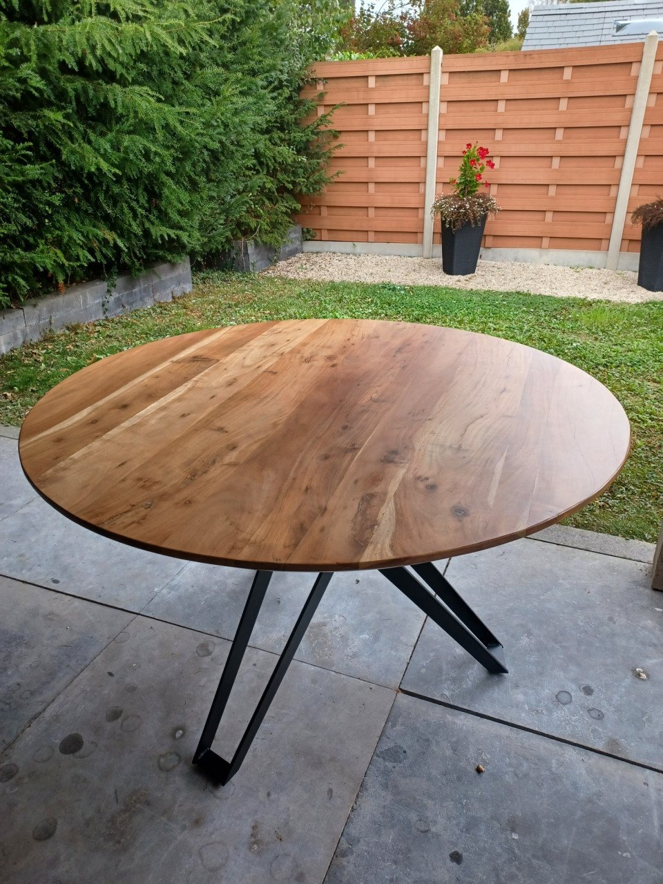 Erg mooie ronde tafel met acaciahouten blad