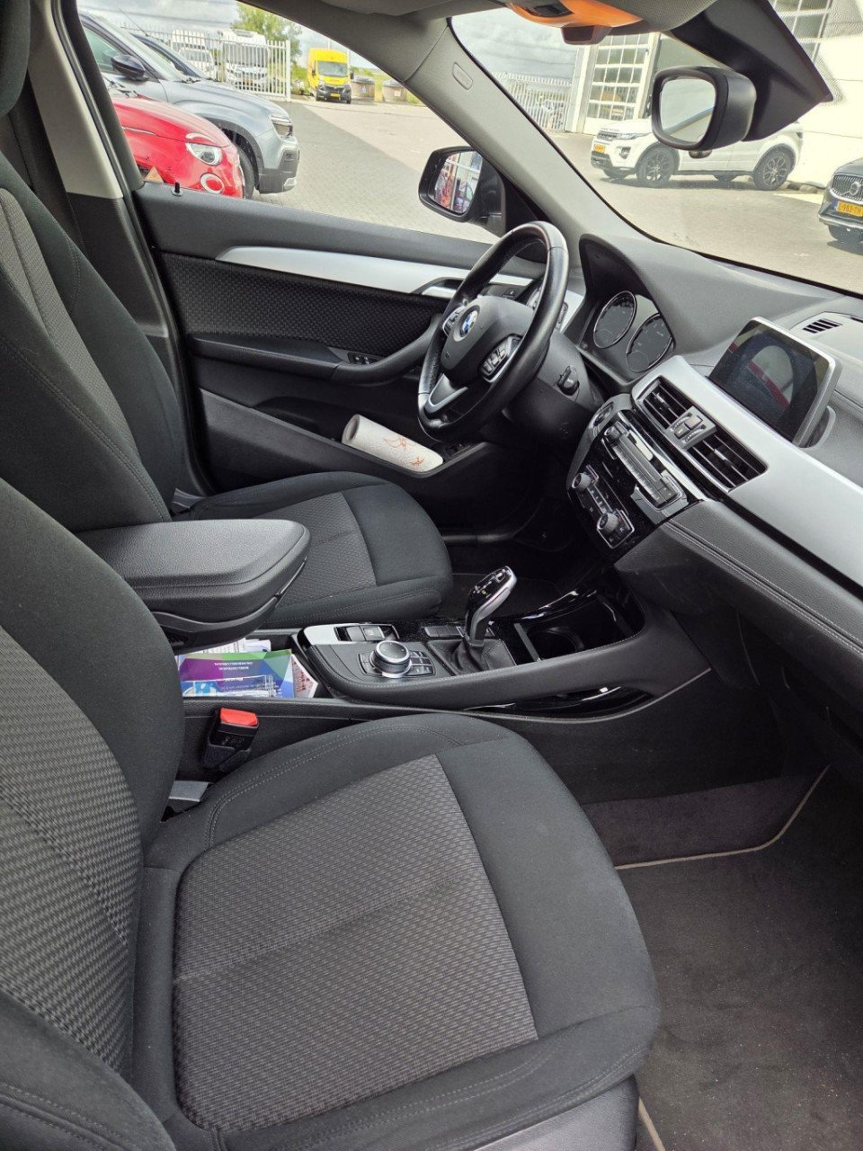 BMW X2 sdrive18i executive | parkeersensoren | airco | navigatie | trekhaak