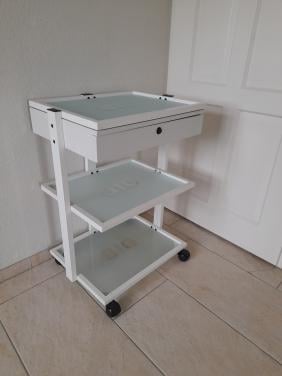 Kaptafel / Make up tafel op wielen (47 x 60 x 80H) in goede nette staat!