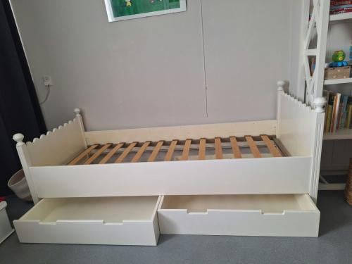 Te koop stevig bed met 2 lades