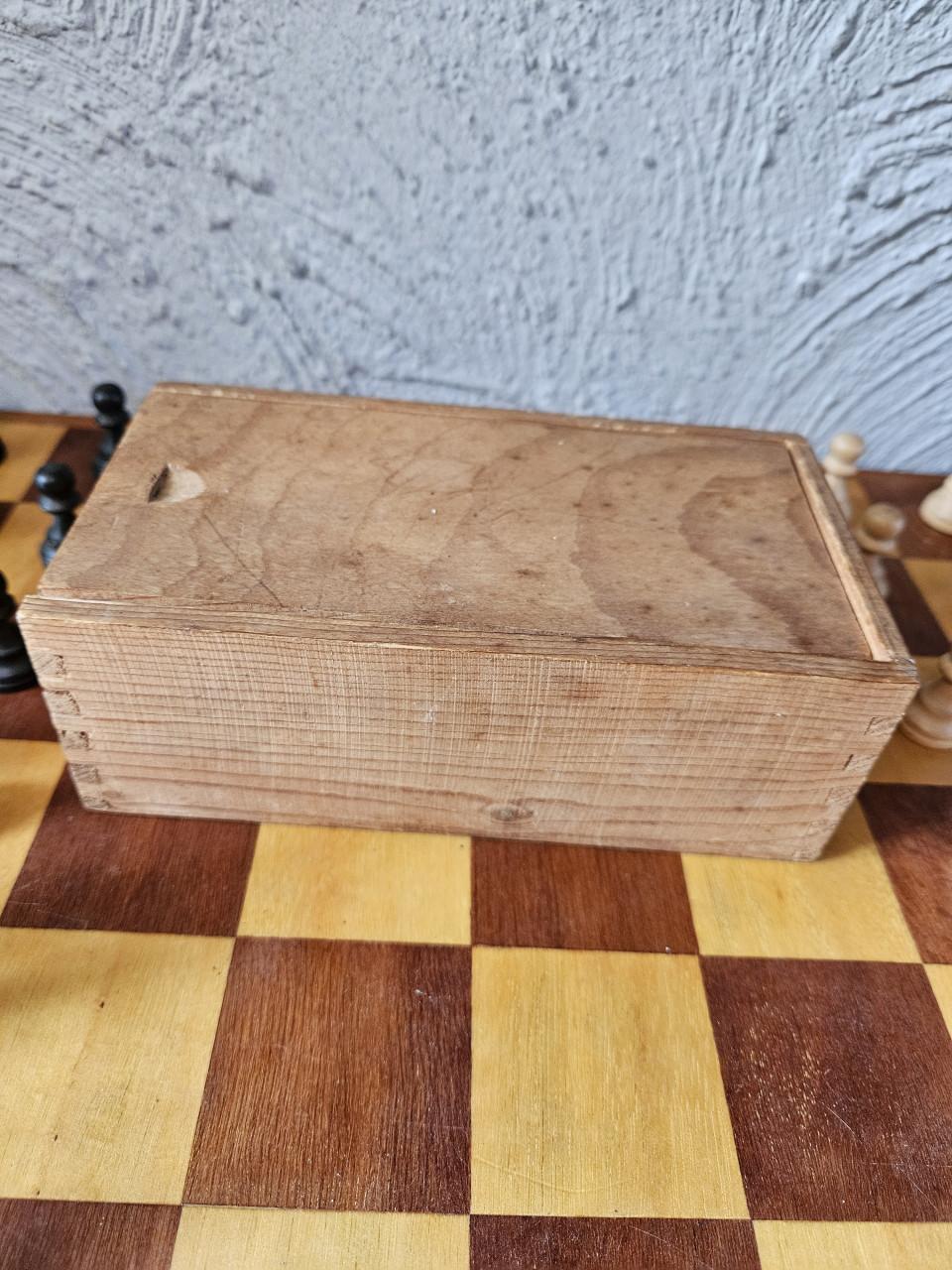 Vintage prachtig groot houten schaakspel met opbergdoos