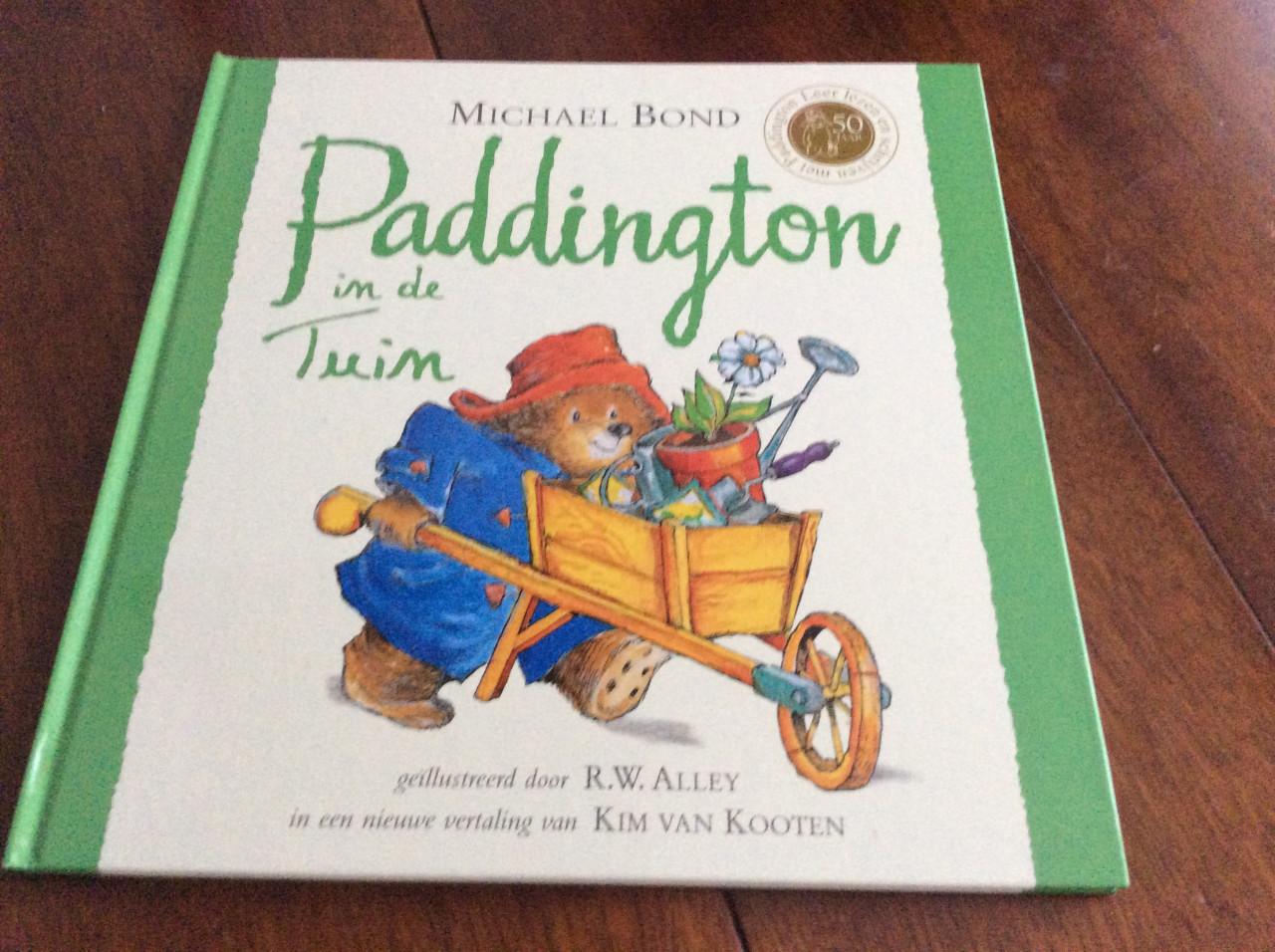 4 boekjes met harde kaft van Winnie de Poeh en Beertje Paddington.