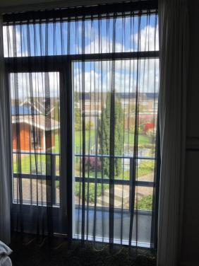 1 Mooie zwarte vitrage.