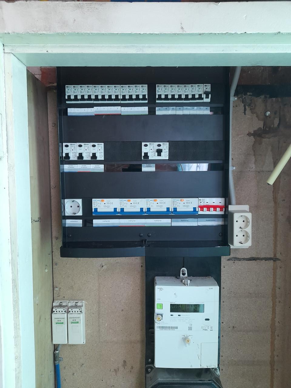 Elektromonteur bied zich aan .