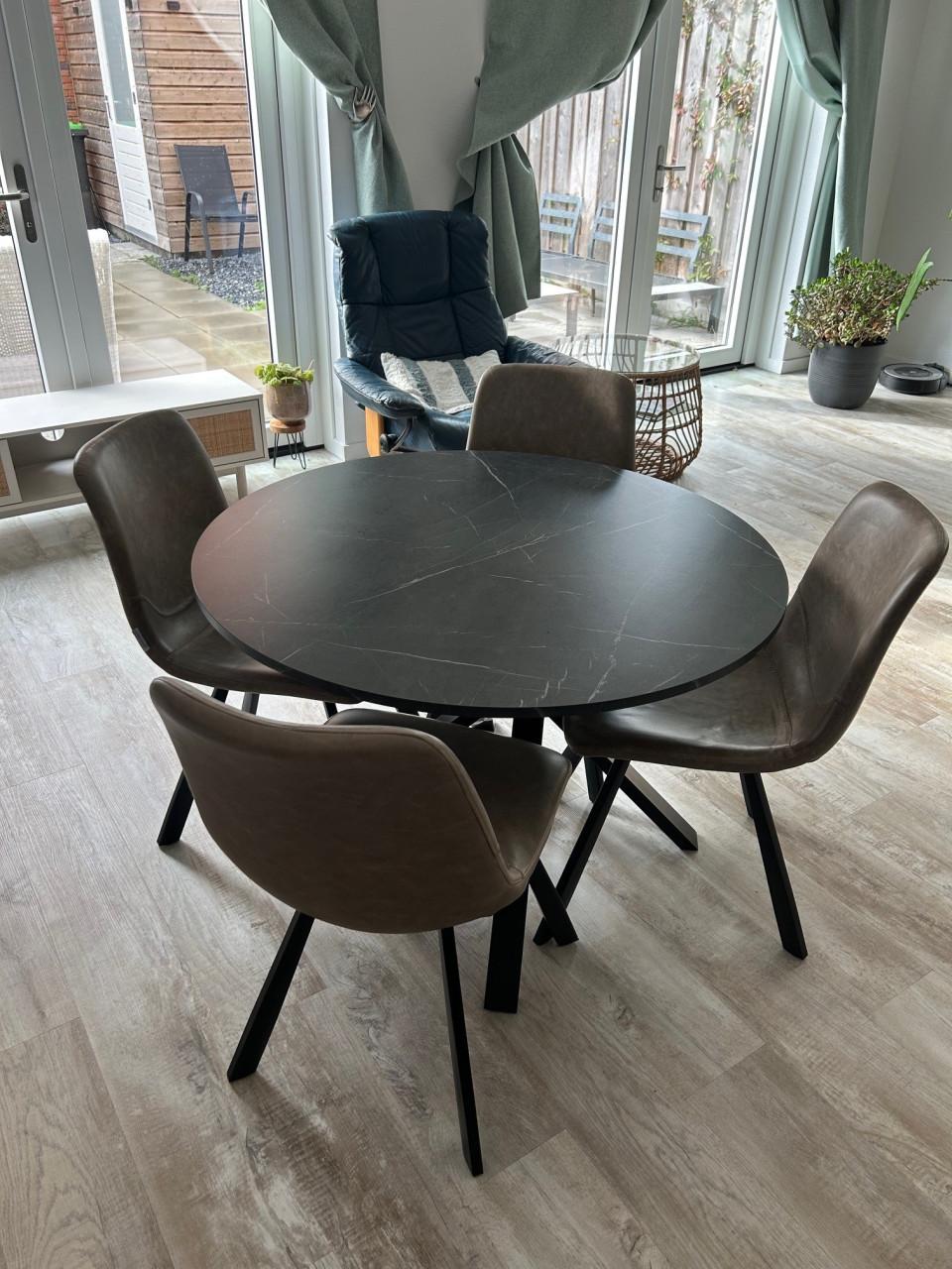 Te koop: Stijlvolle eettafel met 4 stoelen – Zo goed als nieuw!