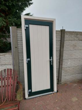 Kunststof deur met kozijn