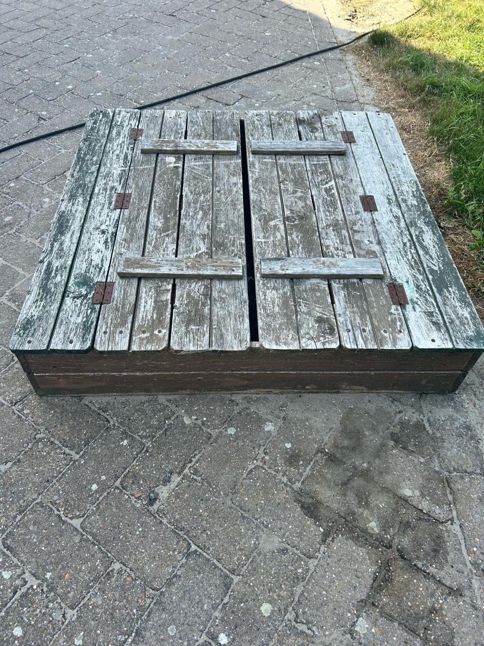 Houten zandbak met bankjes