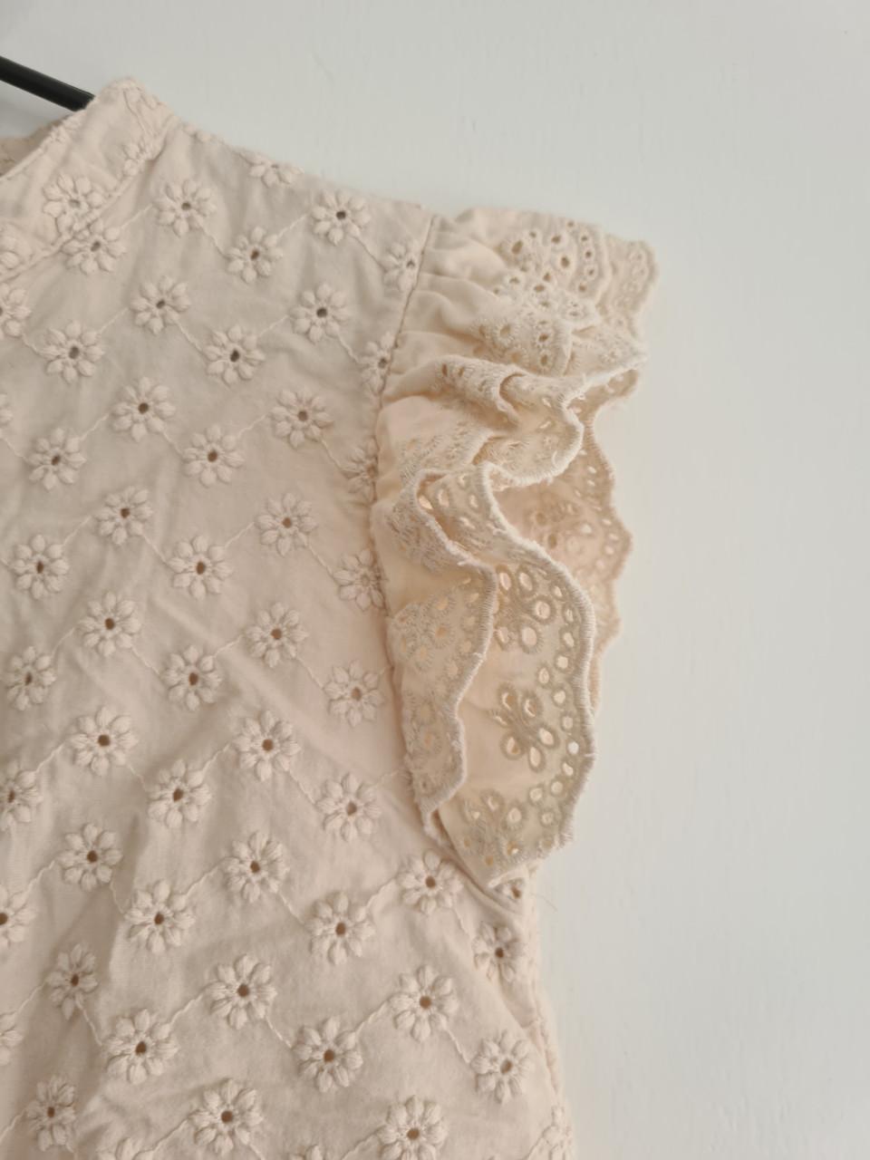 Ecru , beige broderie jurkje met roezelsvan Zeeman  Maat 122-128