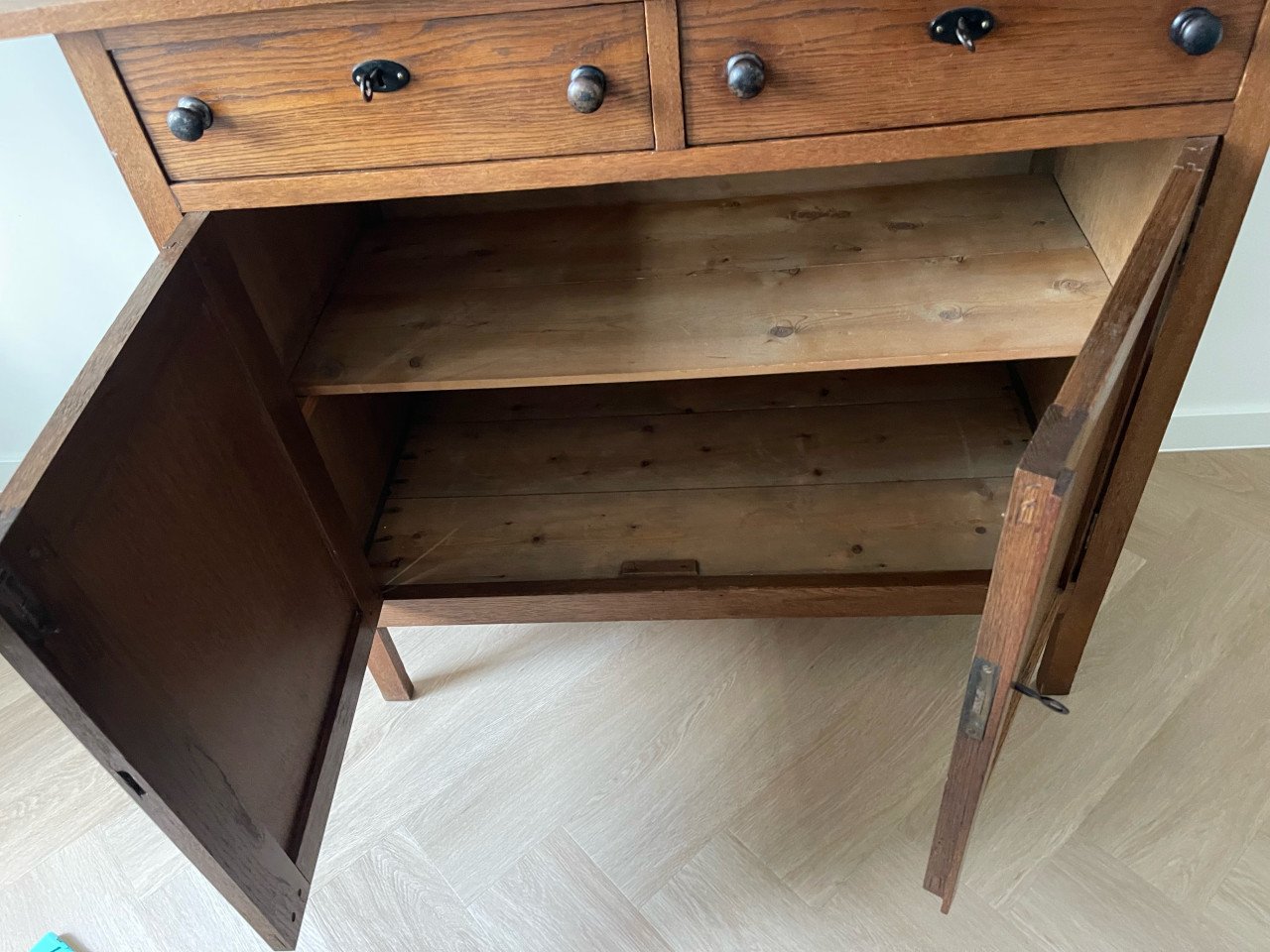 Antiek romantisch kastje met facetglas
