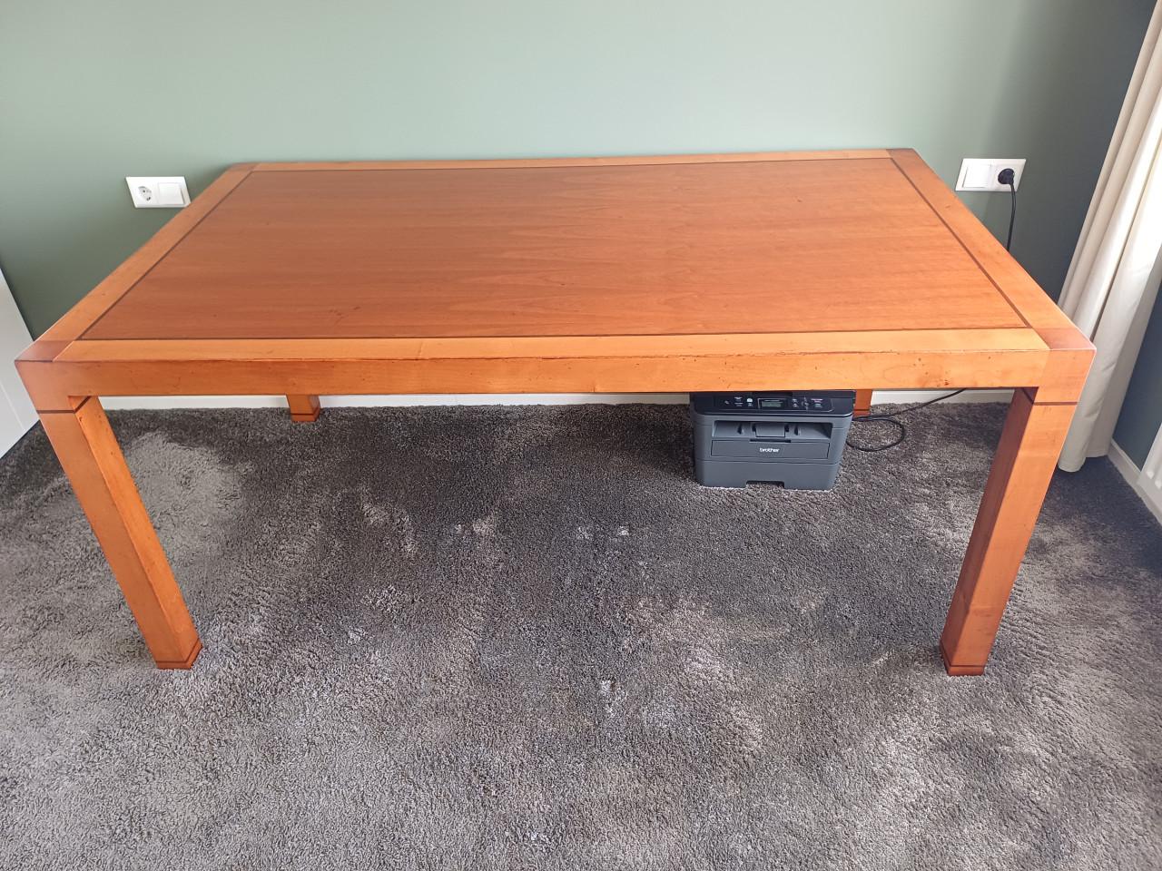 Houten eettafel