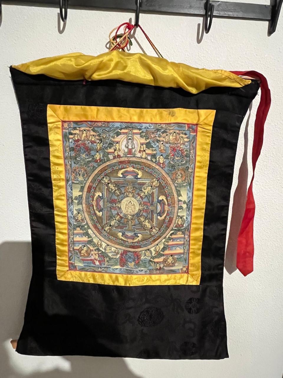 Veel tibetaanse en boedistische objecten.