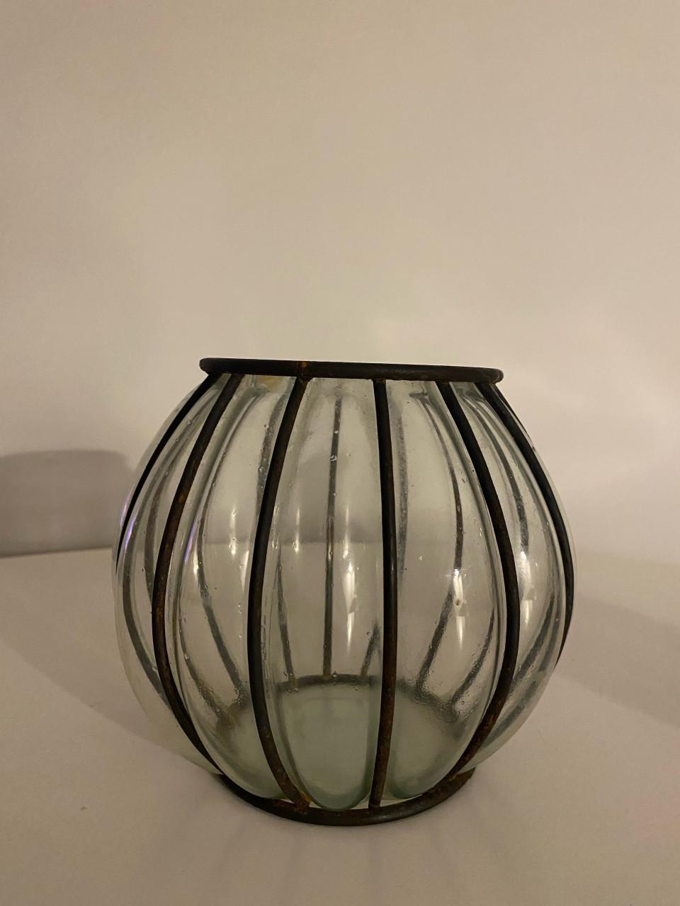 Vaas met metalen frame