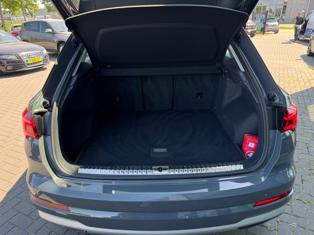 Audi Q3 35 tfsi advanced * matrix led * keyless * trekhaak