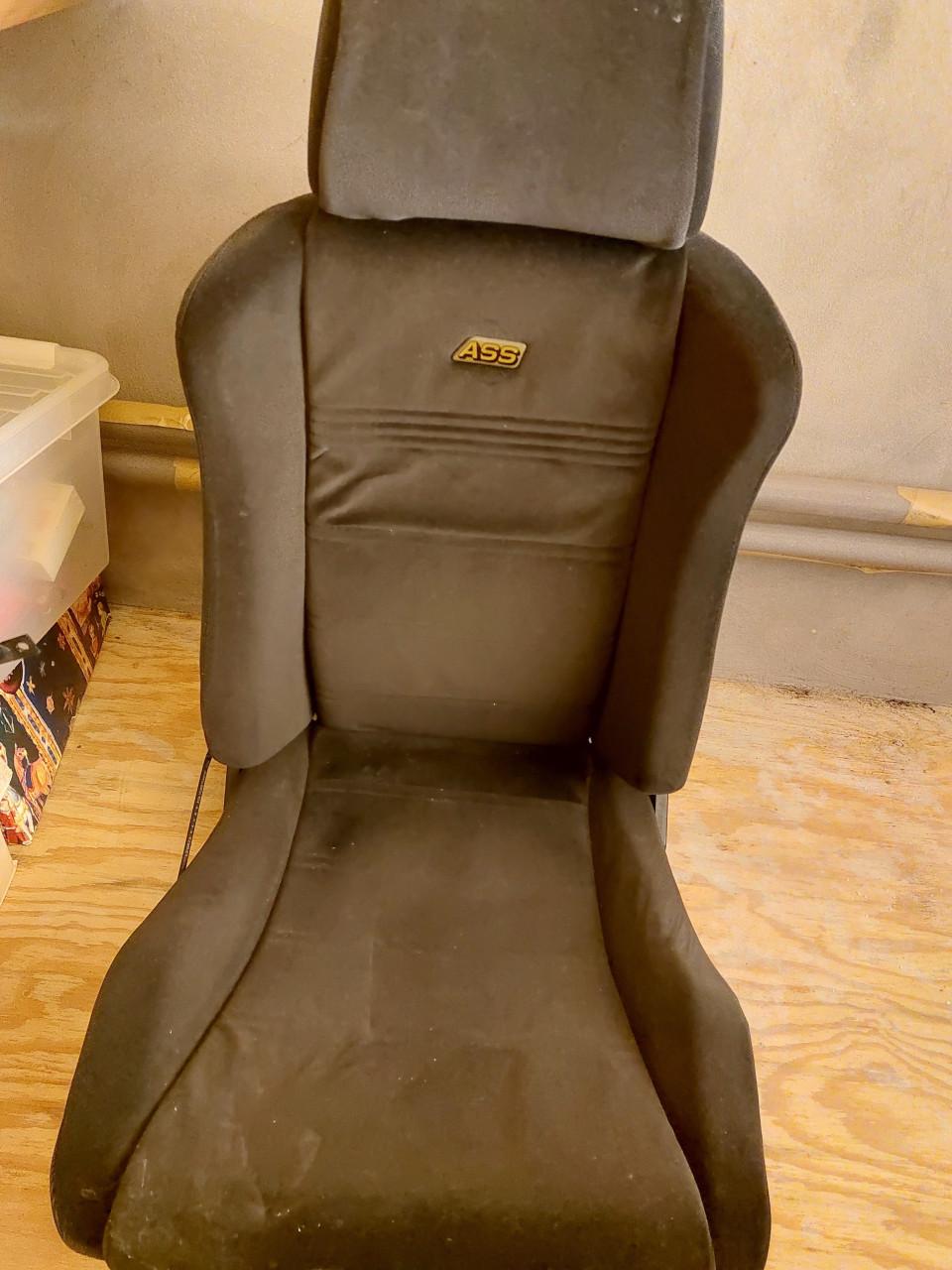 Te koop luxe ASS autostoel met montage materiaal.