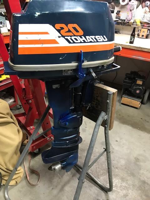 SUZUKI 9,9 EN TOHATSU 20 PK