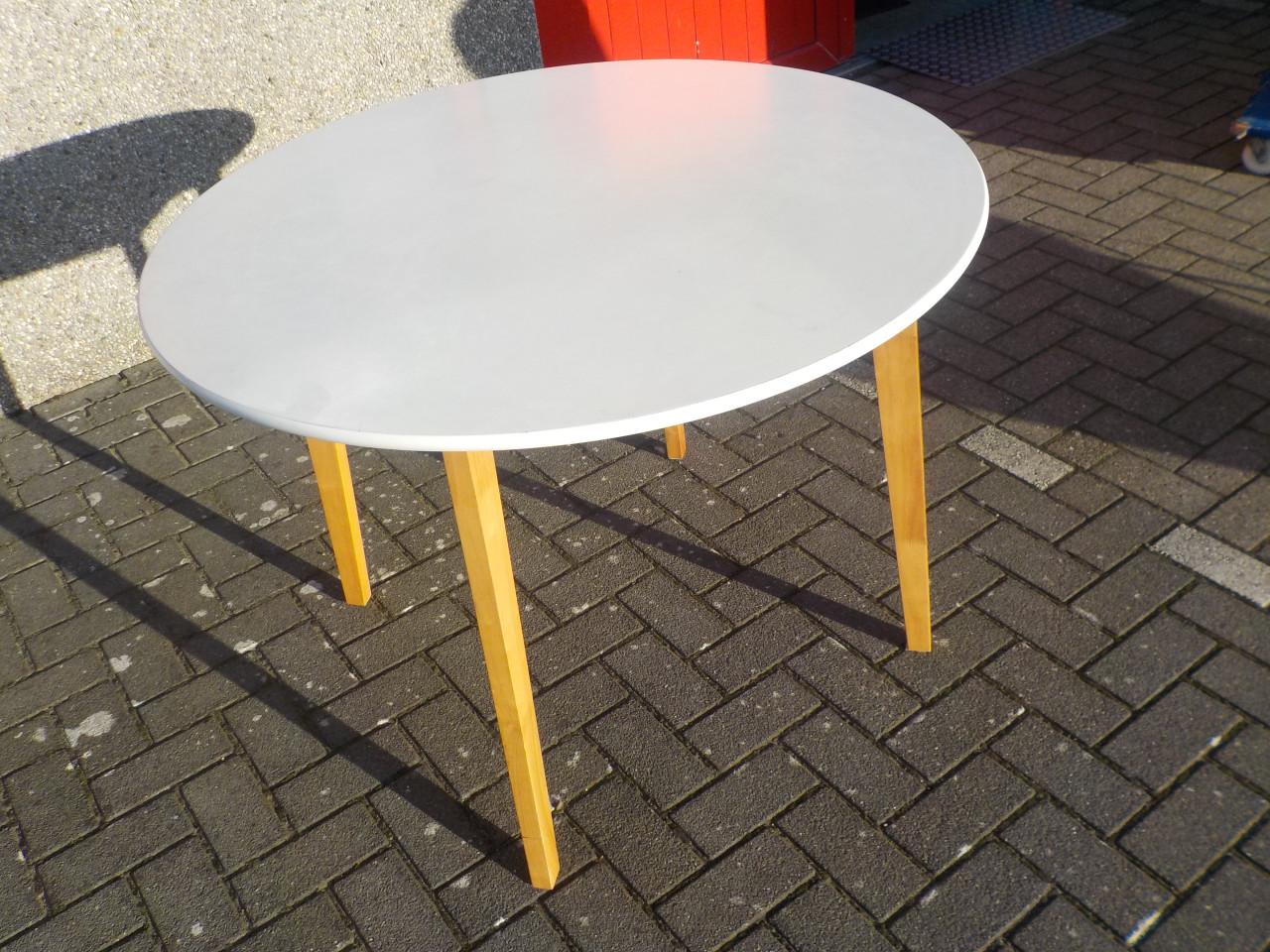 Ronde eenvoudige tafel in zeer goede staat diameter 105 cm