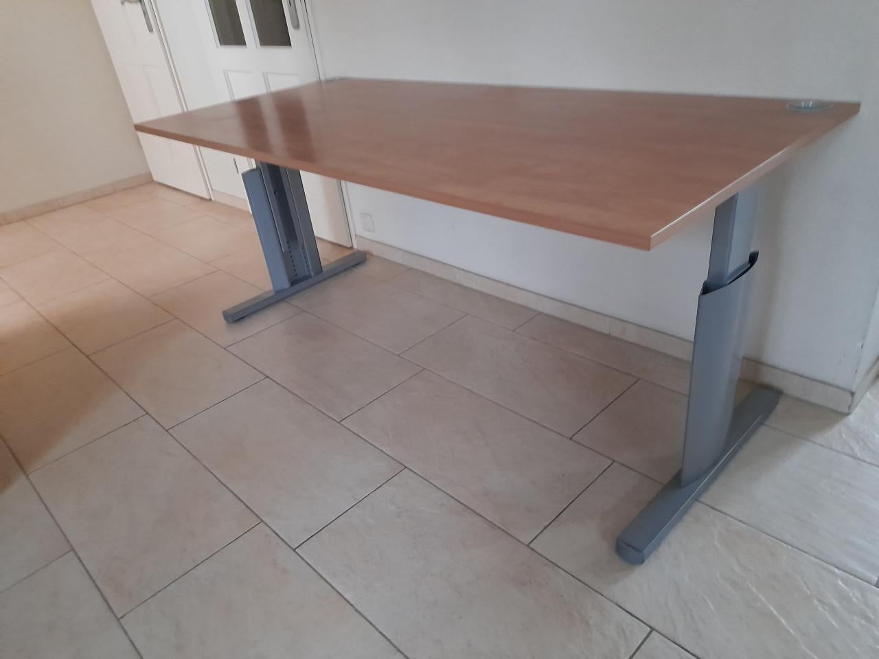 Bureau 80 x 180  (in hoogte verstelbaar van 60/84H ( in goede staat )