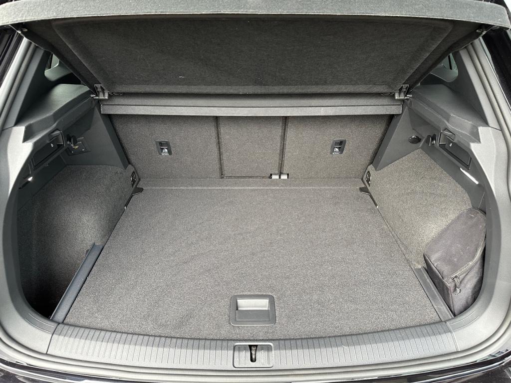 Volkswagen Tiguan 1.5 tsi 150pk dsg r-line | panoramadak | 20 inch | black 