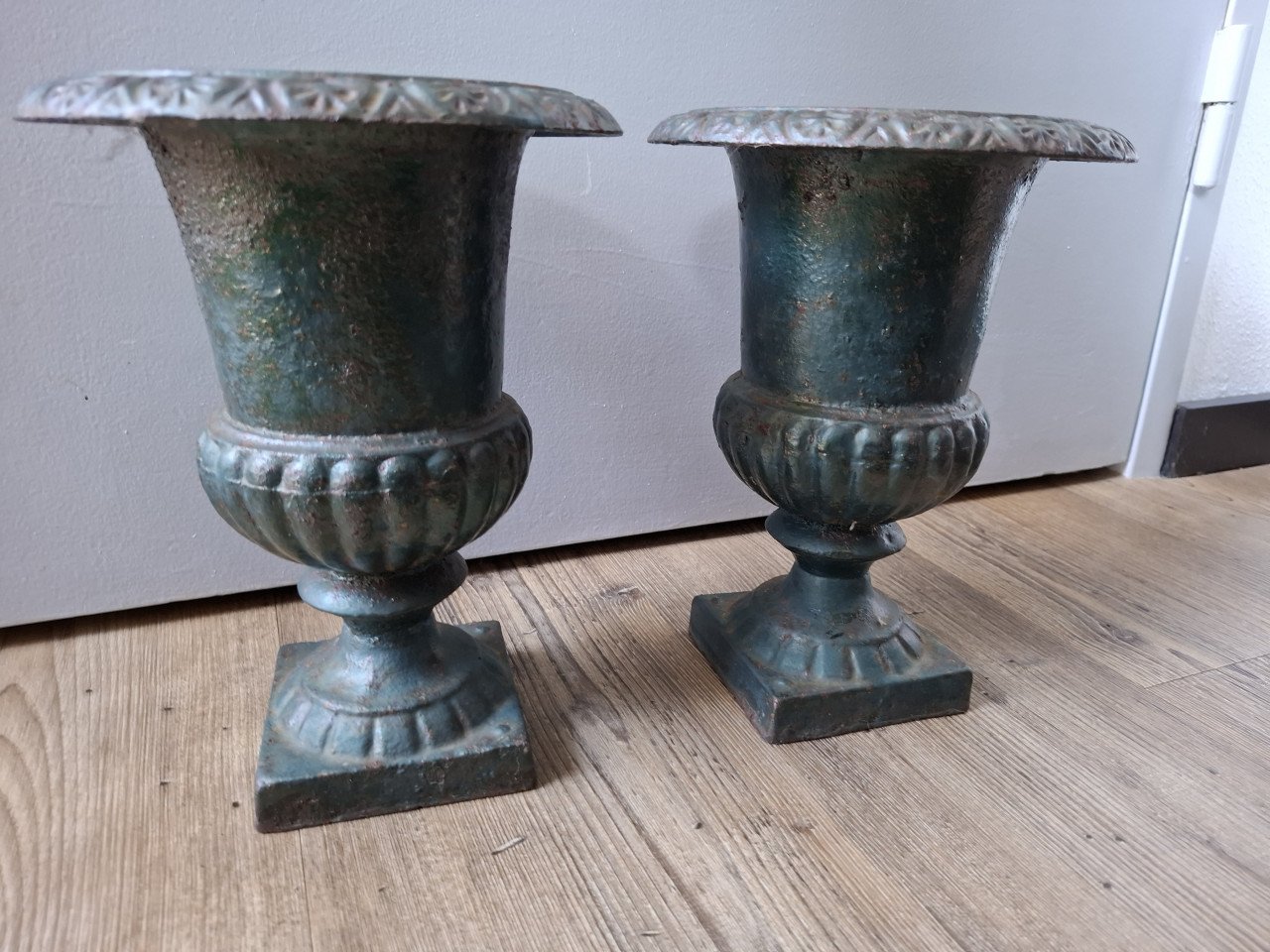 Set gietijzeren tuinvazen