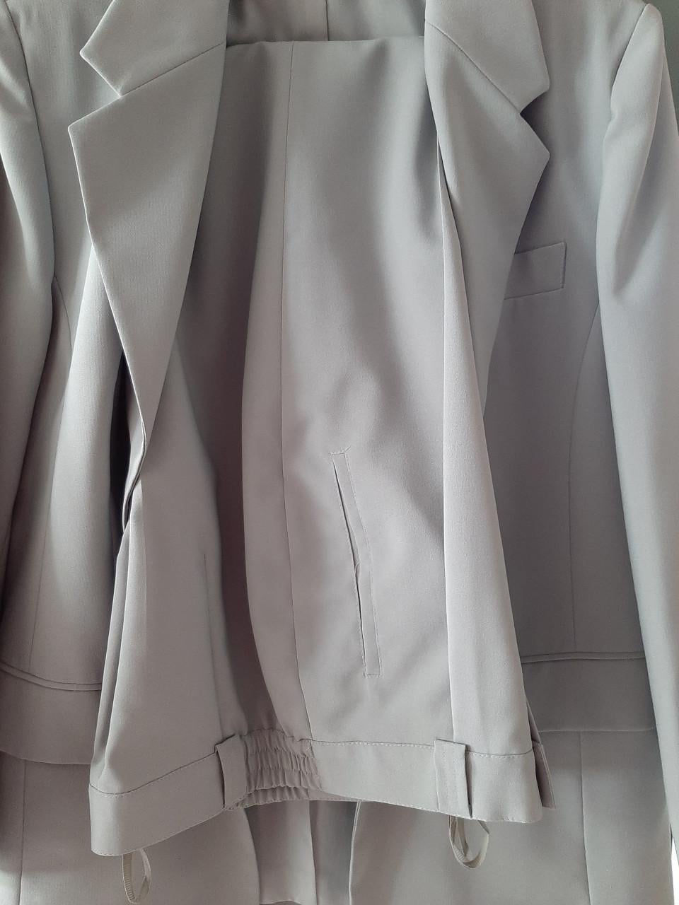 KOSTUUM - COLBERT / BROEK / ROK / GILET - LICHTGRIJS - MAAT 40 - IS NIEUW
