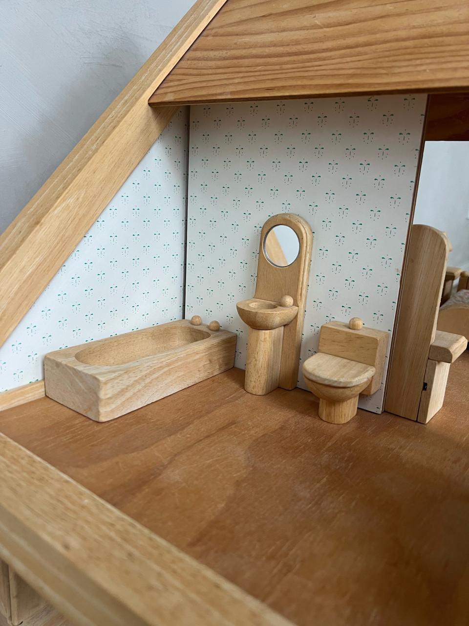 Houten poppenhuis met accessoires