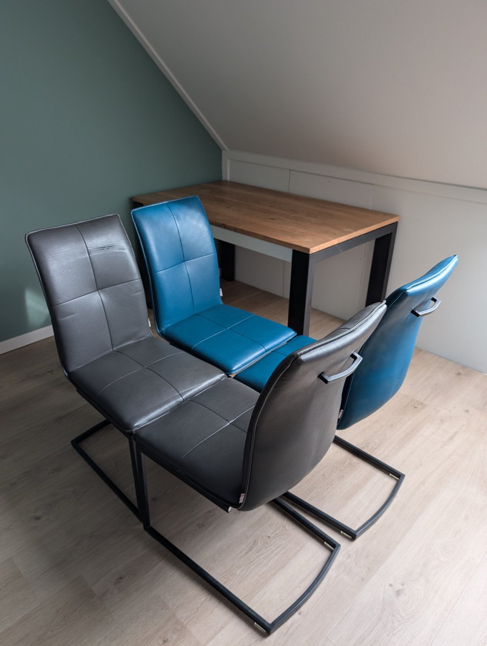 Xooon eettafel met 4 stoelen