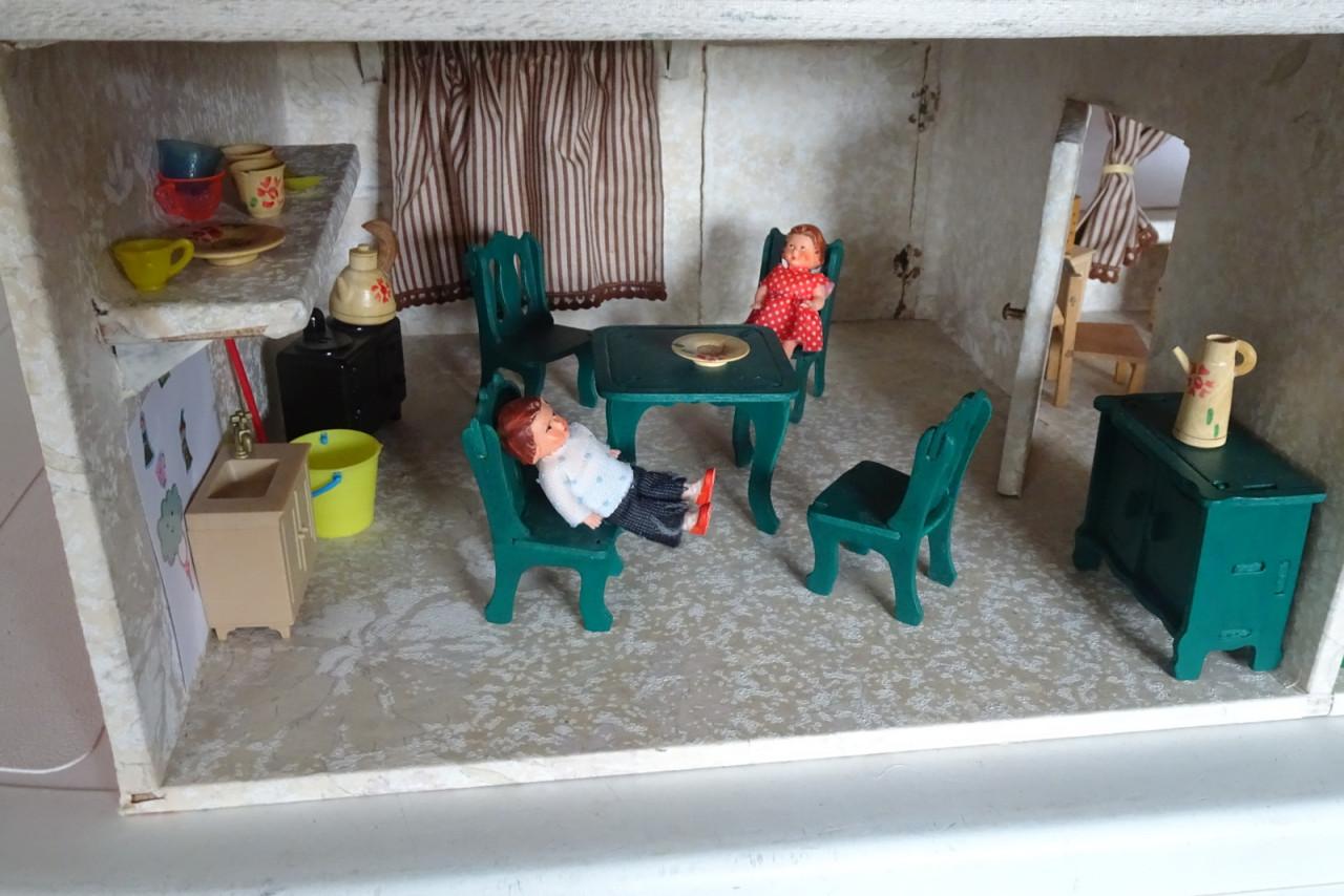 Poppenhuis met inrichting