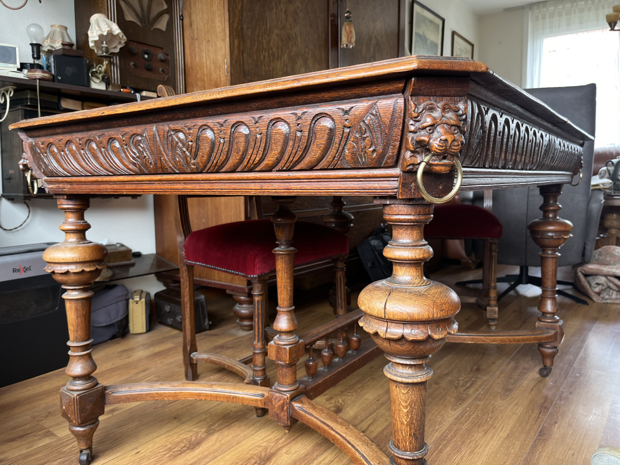 Eikenhouten Mechelse tafel met leeuwenkoppen, 4 stoelen