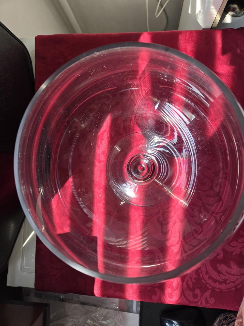 Groot cognacglas H 31cm Doorsnee 22 cm Klein chipje eraf bij voet.