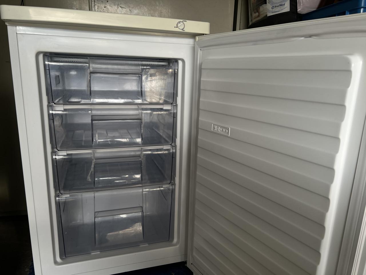 4 laden Vrieskast 85x55 cm. Inhoud vriezer 91 liter energieklasse A+