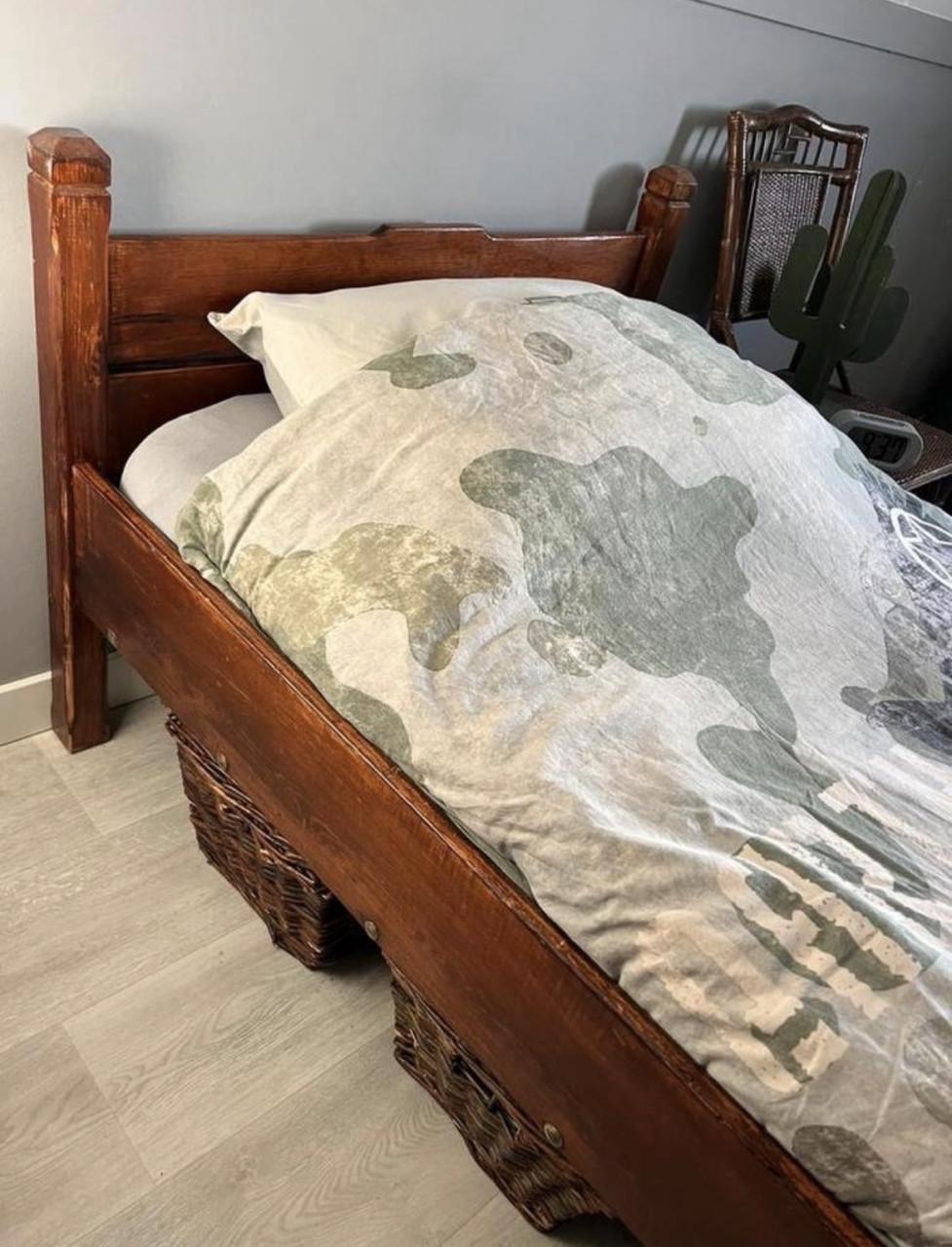 Bruin gebeitst bed hout incl. opbergmanden