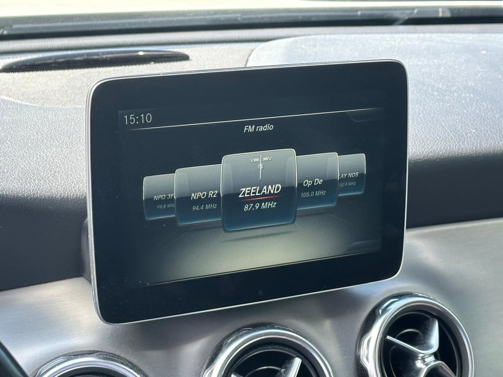 Mercedes-Benz Gla-klasse 250 premium plus l amg-line l panoramadak l led l 