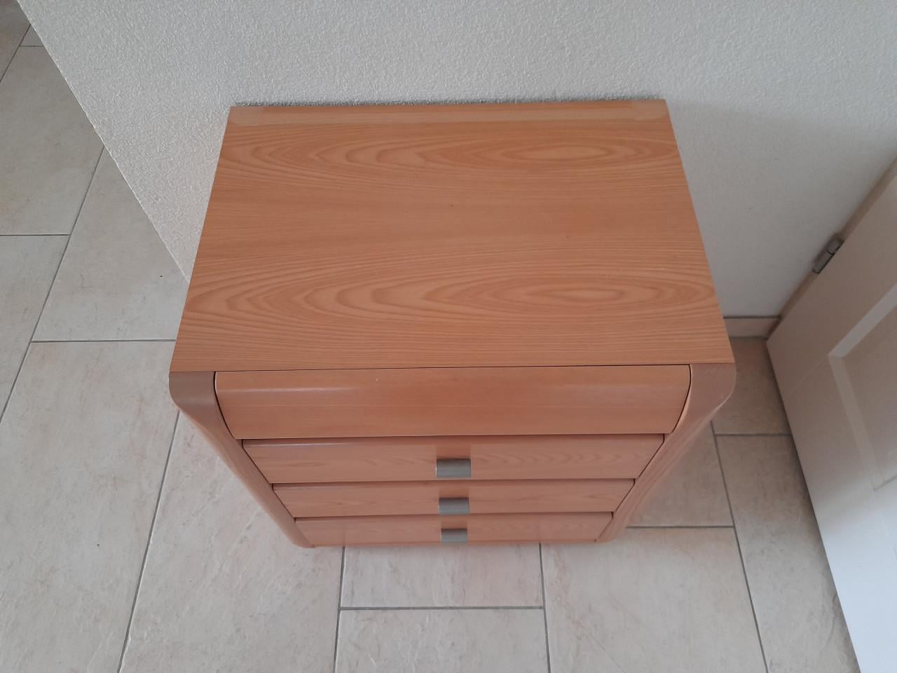 Nachtkastje  55x 42 x 60H (in goede nette staat )