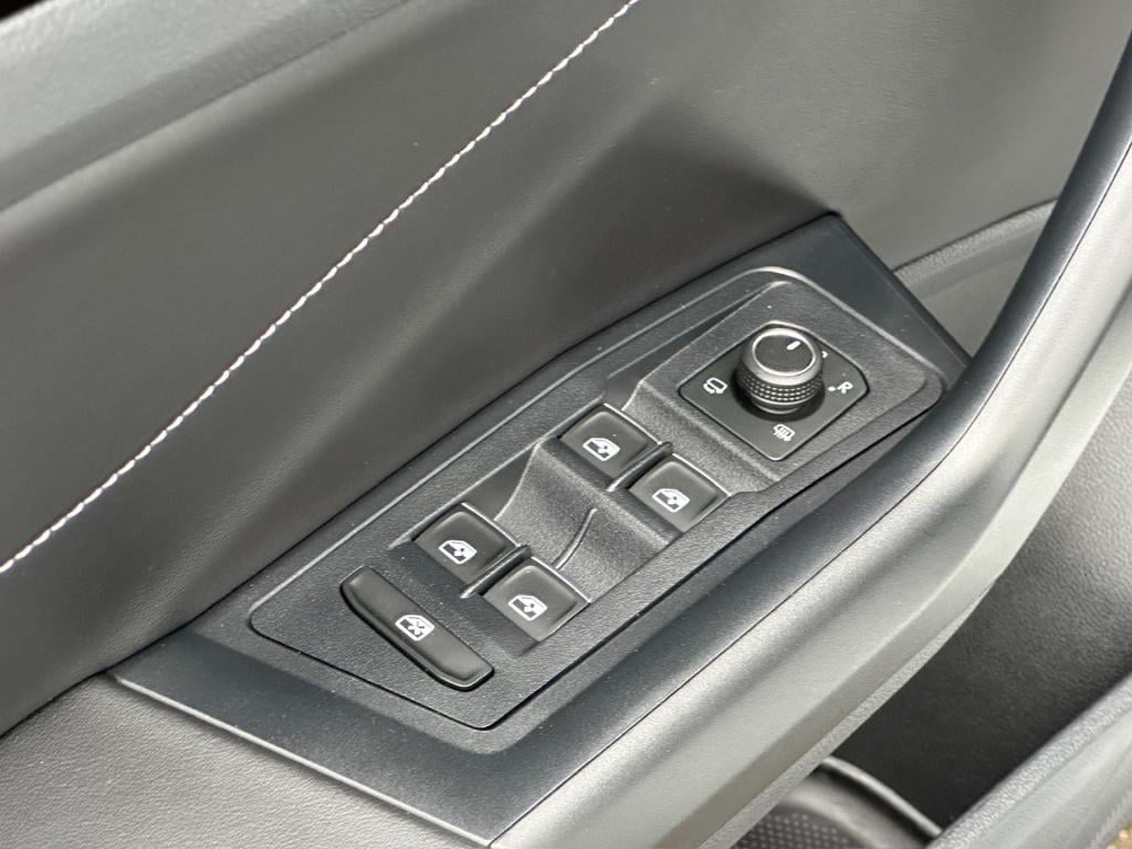 Volkswagen T-roc 1.5 tsi r-line | black style | panoramadak | 19 inch | cam