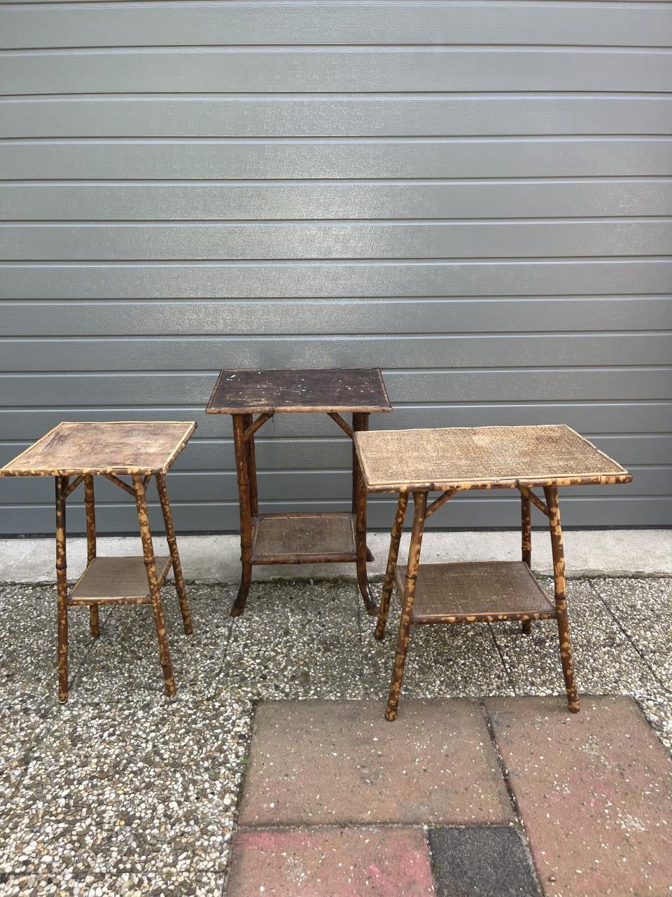 Antieke rotan tafeltjes