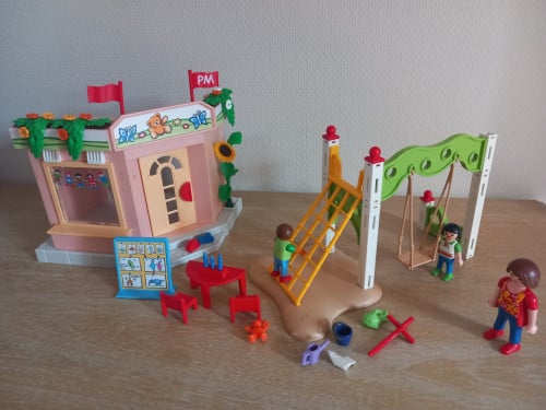Playmobil schooltje met buitenspeelplaats setnr 5634