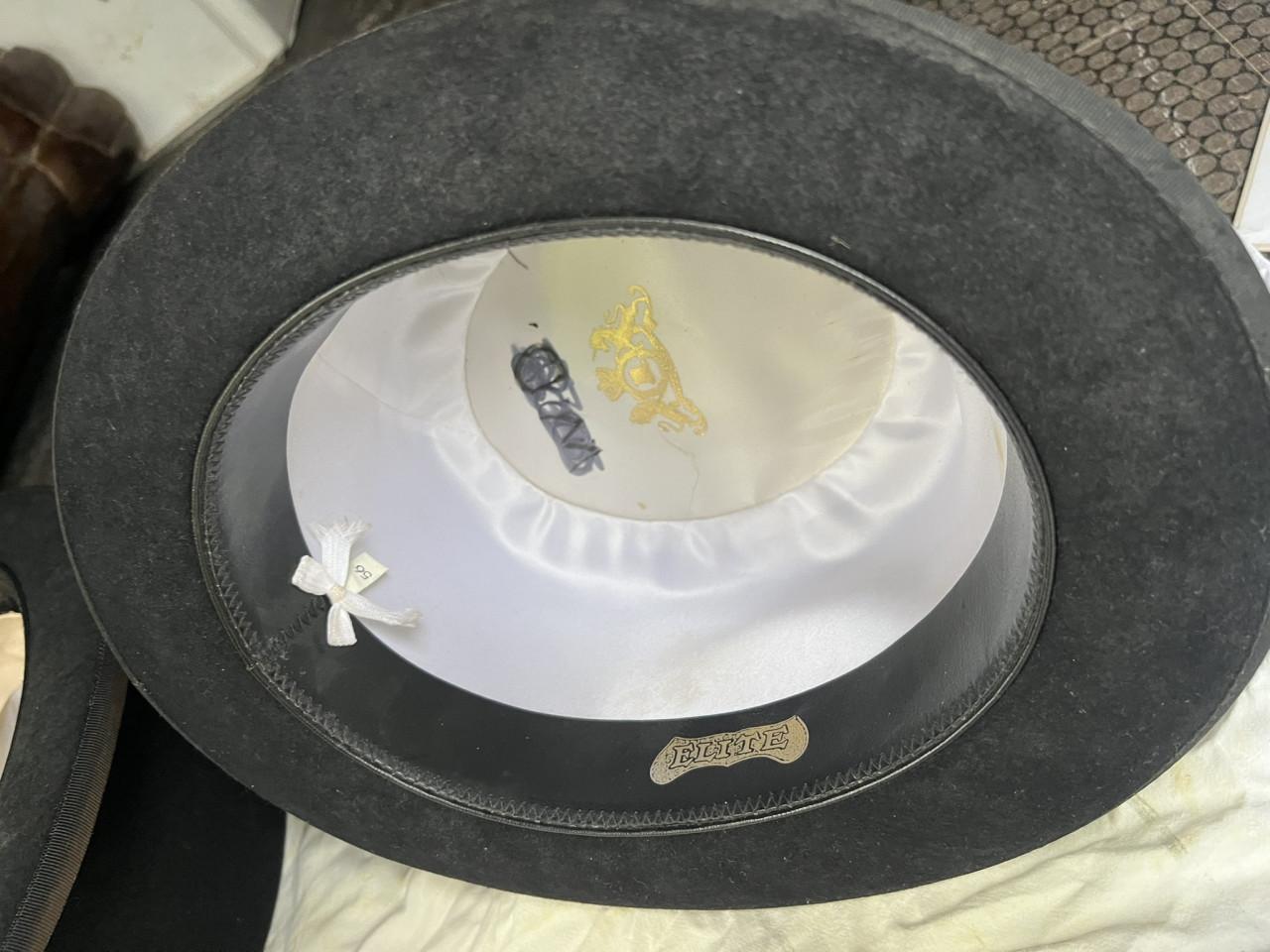 2 Zwarte hoge hoeden Wegener en Elite