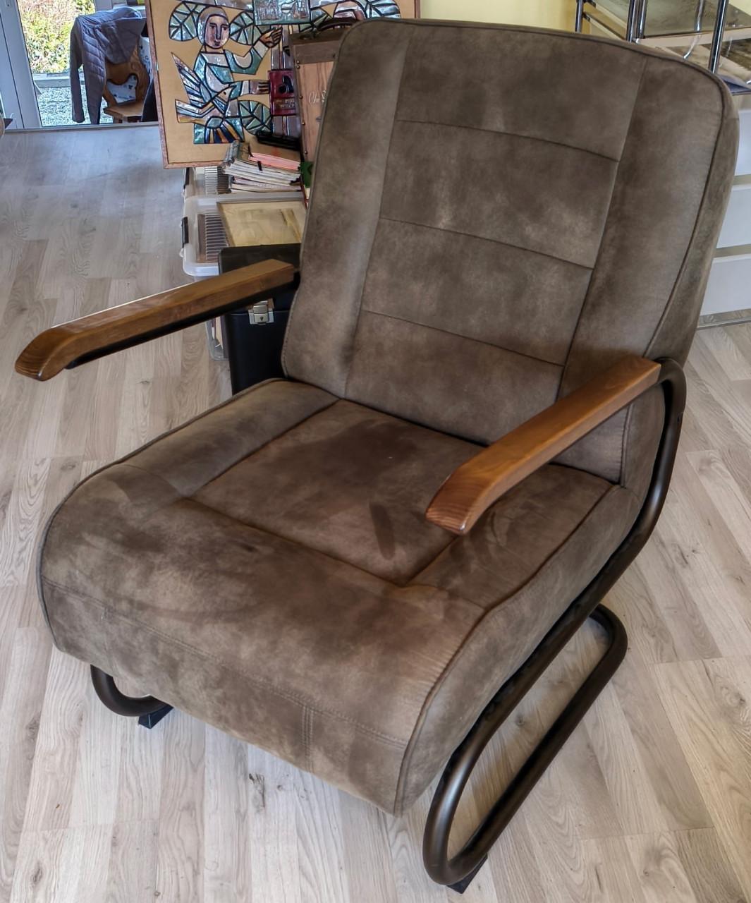 Fauteuil in olijfgroen met rugvering