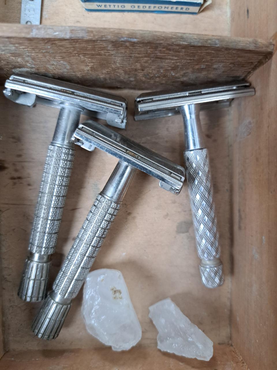 Vintage houten scheerdoos met spiegel en vakverdeling compleet.