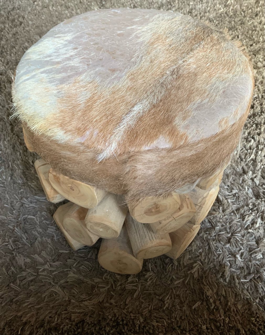 Geiten krukje van hout .