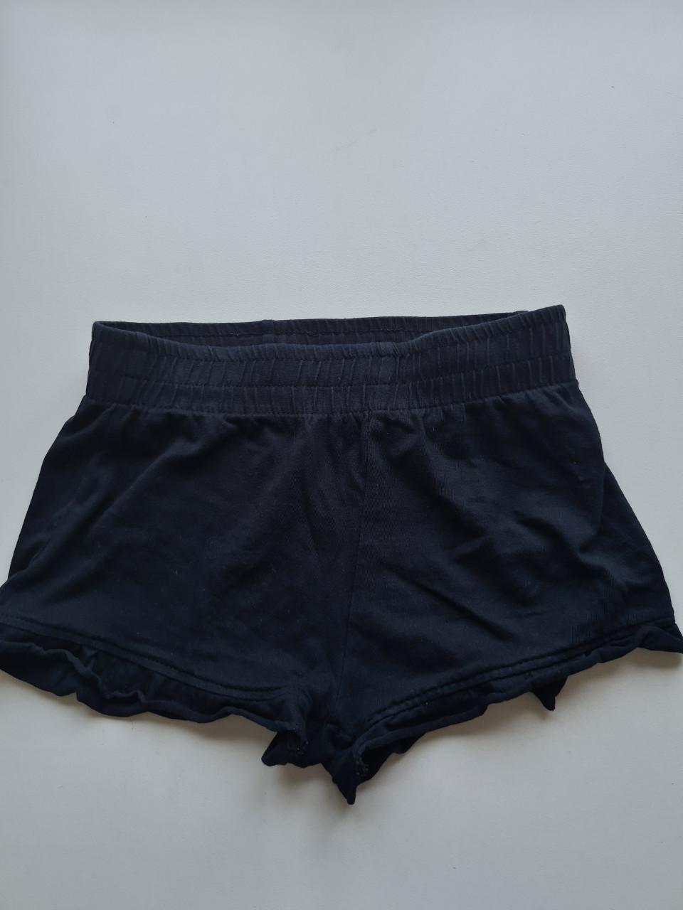 Zwart kort broekje van Zeeman Mt 122-128