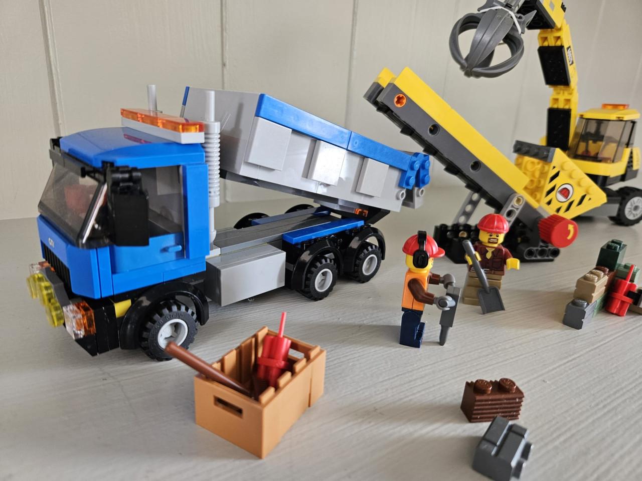 LEGO City 60075 - Graafmachine en truck