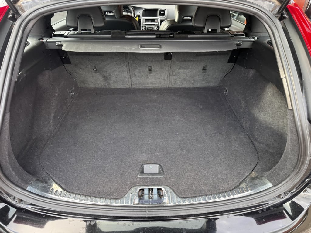 Volvo V60 2.0 t3 r-design | trekhaak | on-call | 18" lmv