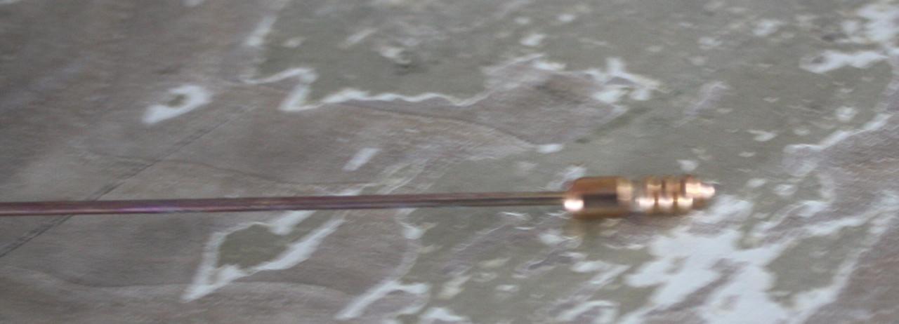 Hoeden speld met pareltje en steentjes