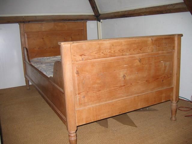 Oud geloogd grenen ledikant