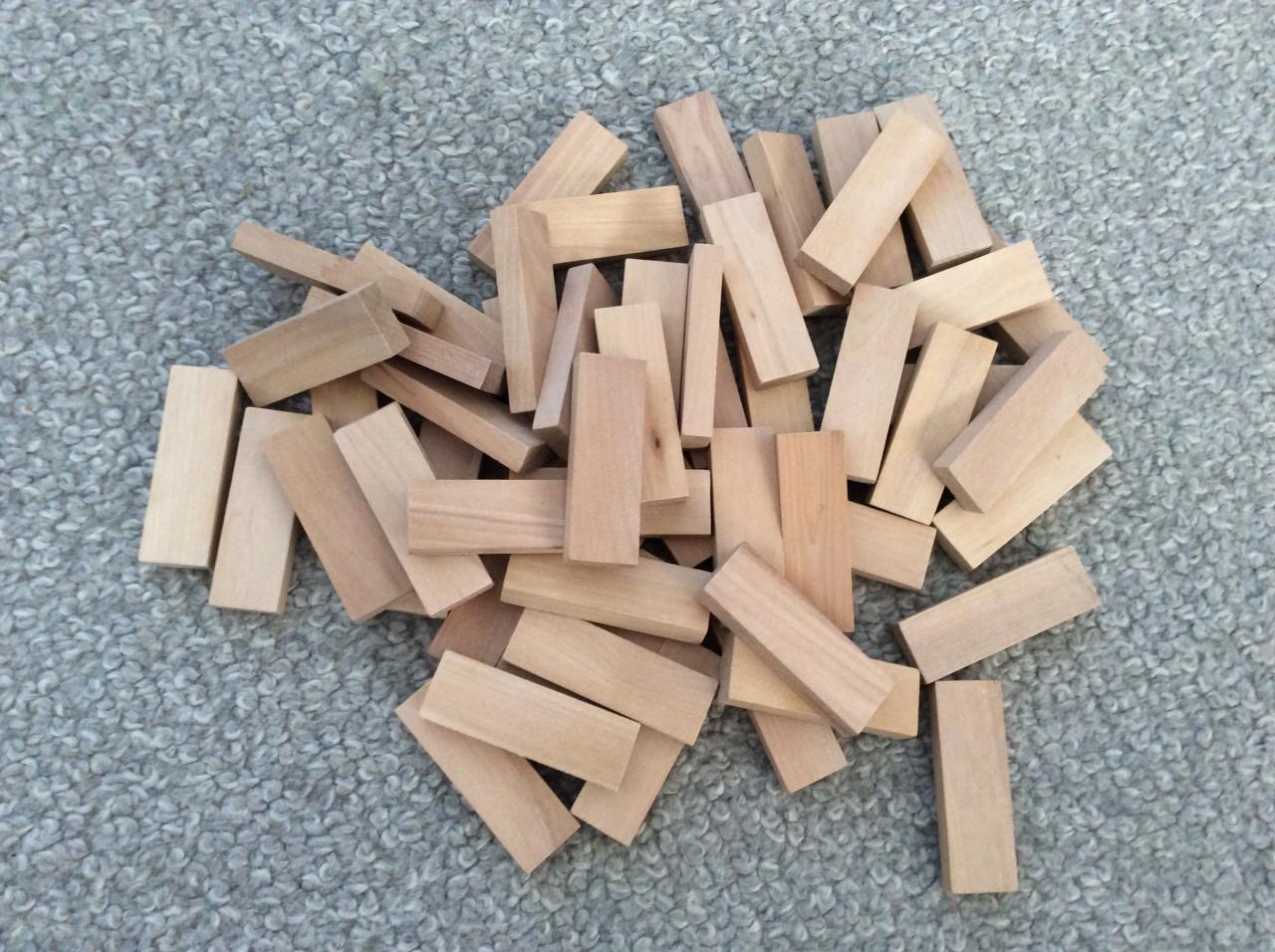 Stapeltoren, houten blokken en doos met blokken en knoppuzzels.