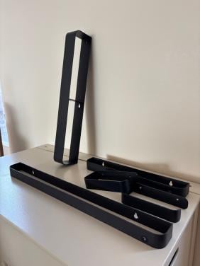 Badkamer accessoires zwart metalen ophangsystemen