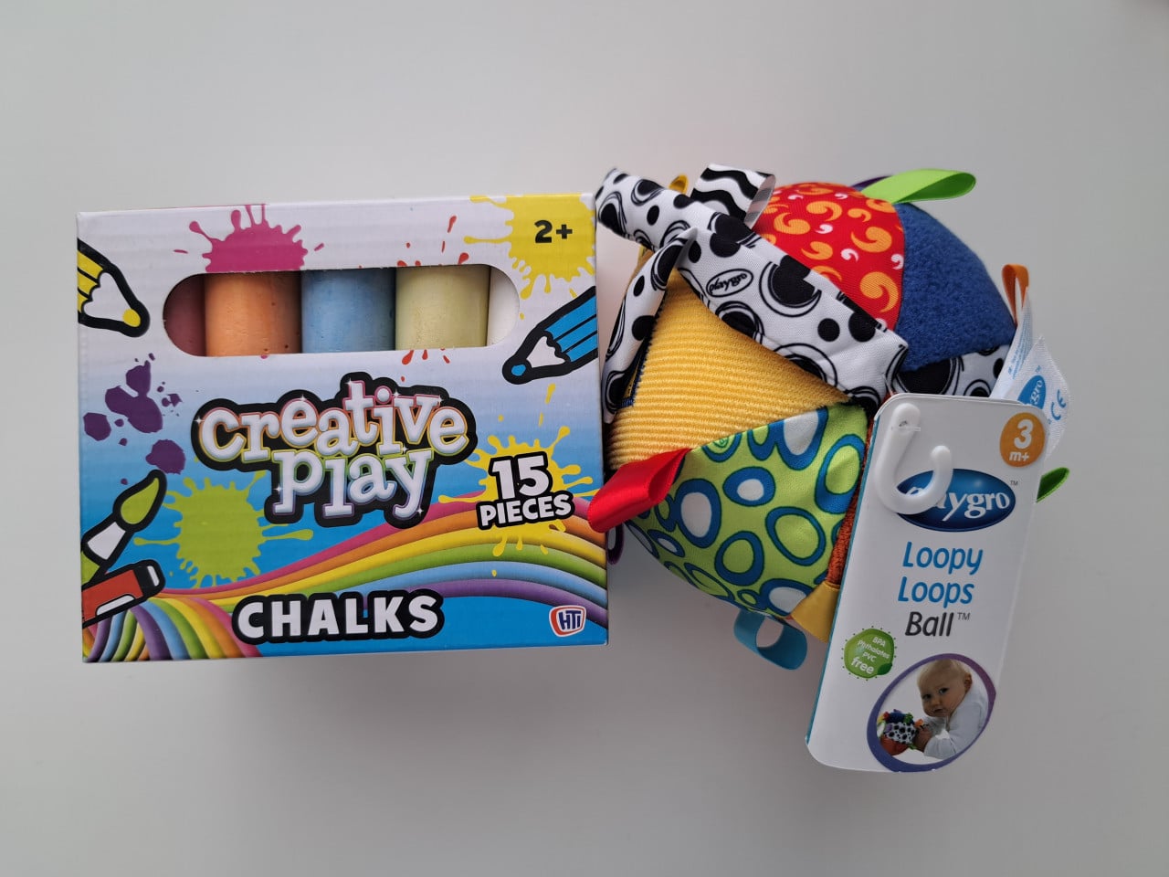 Speelgoed: stoepkrijt en loopy loops bal