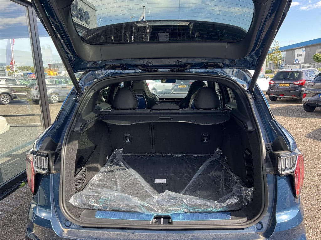 Lynk & Co 01 1.5 261pk plug in hybrid , panodak , stuurverwarming , adaptiv